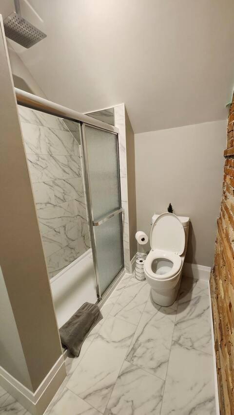 Entire 1 Bedroom Apartment Across From Google - Br5 Kitchener Zewnętrze zdjęcie