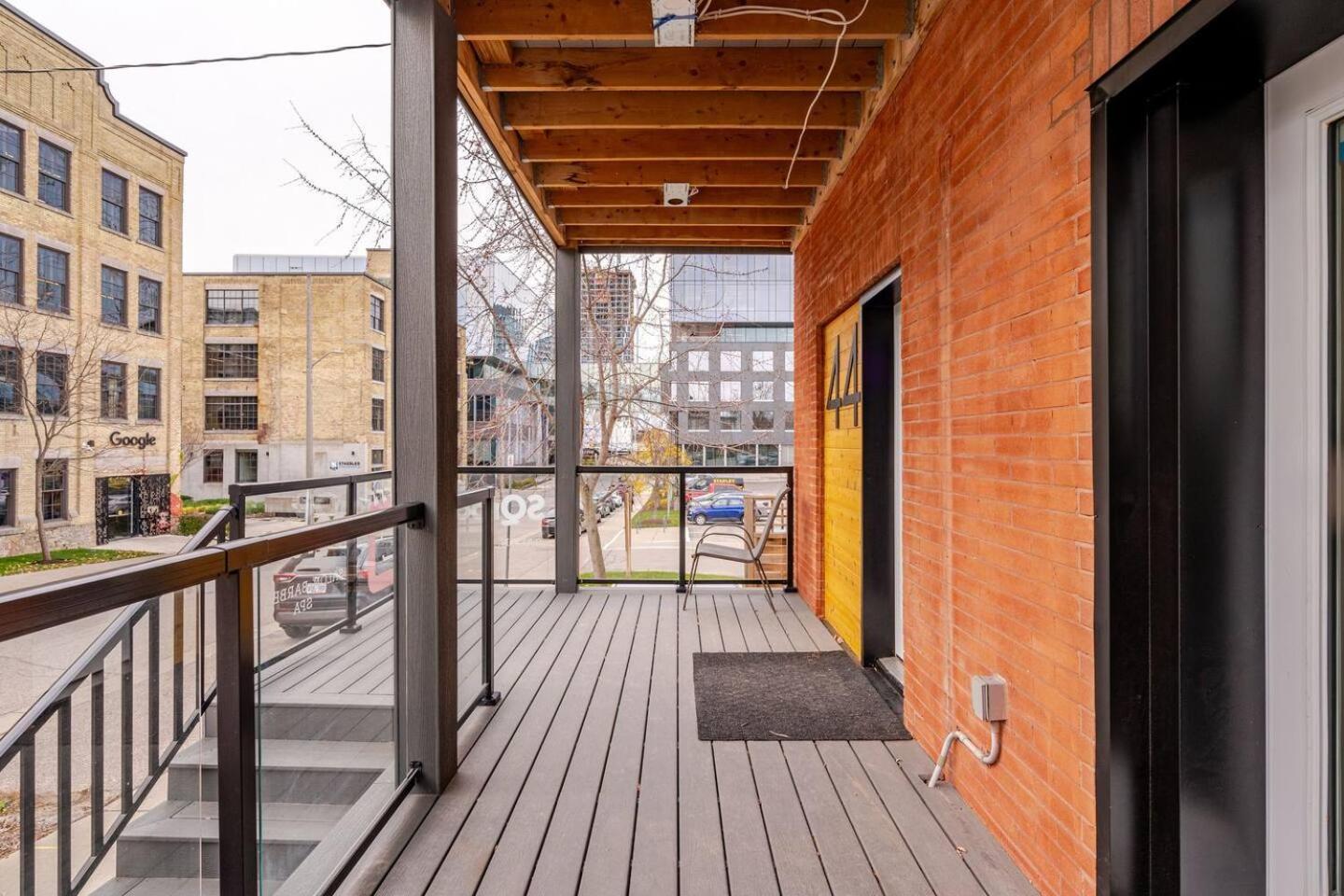 Entire 1 Bedroom Apartment Across From Google - Br5 Kitchener Zewnętrze zdjęcie