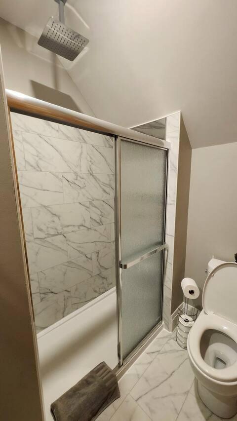 Entire 1 Bedroom Apartment Across From Google - Br5 Kitchener Zewnętrze zdjęcie