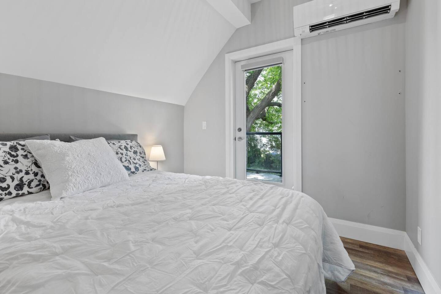 Entire 1 Bedroom Apartment Across From Google - Br5 Kitchener Zewnętrze zdjęcie