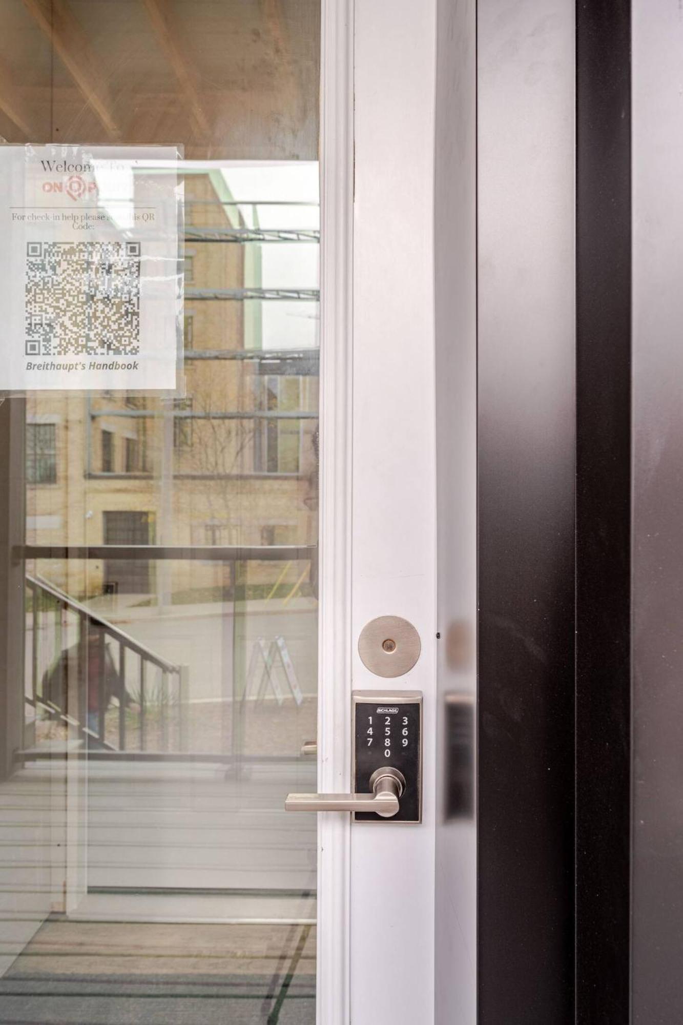 Entire 1 Bedroom Apartment Across From Google - Br5 Kitchener Zewnętrze zdjęcie