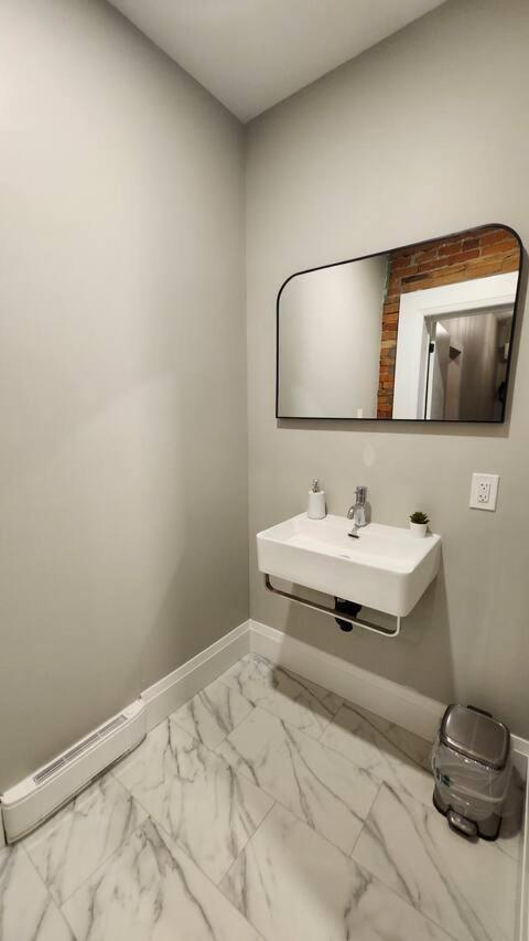 Entire 1 Bedroom Apartment Across From Google - Br5 Kitchener Zewnętrze zdjęcie
