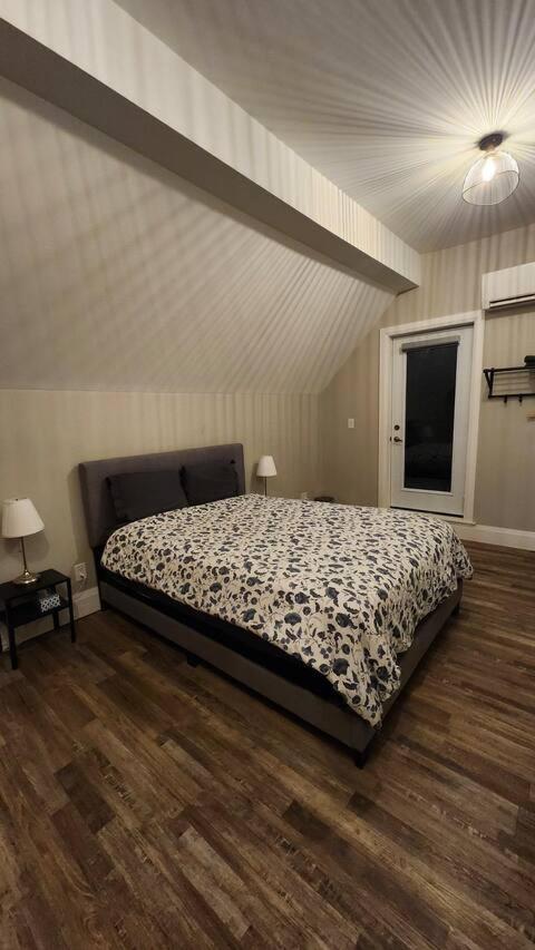 Entire 1 Bedroom Apartment Across From Google - Br5 Kitchener Zewnętrze zdjęcie
